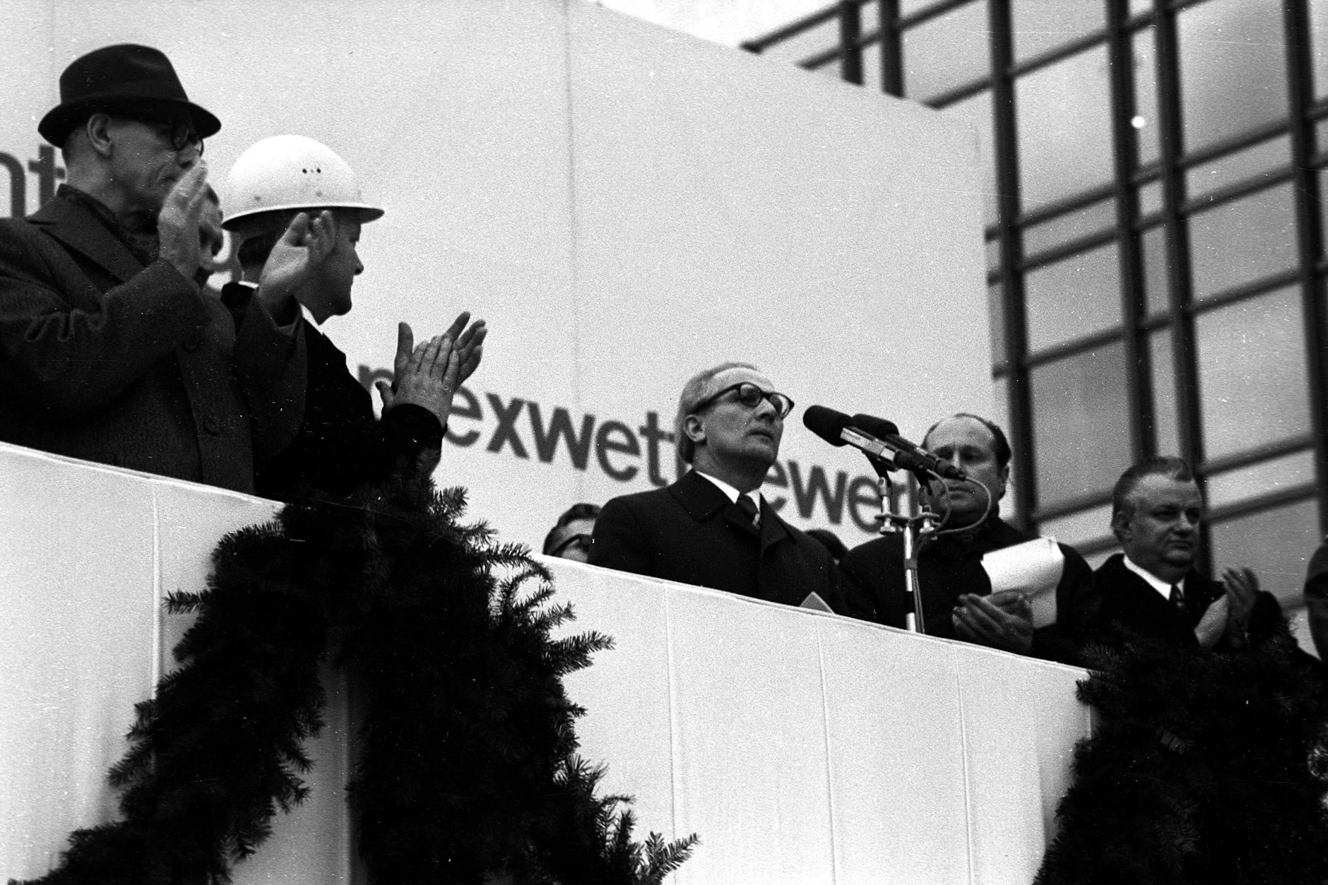 Ein Jahr nach der Grundsteinlegung wurde am Palast der Republik im November 1974 Richtfest gefeiert. Auf der Tribüne hält Staatschef Erich Honecker die Rede.