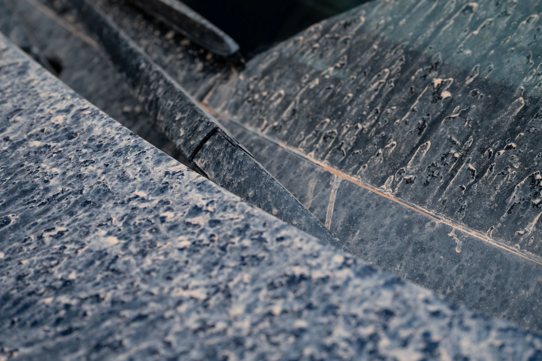 Am Auto kann der Saharastaub besonders hässliche Spuren hinterlassen.