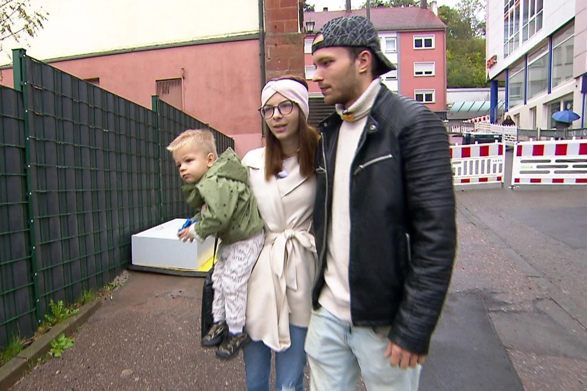 Angelique und Mike bringen ihren Sohn Louis in die Kita. Über ihre Finanzen verlieren die Bürgergeldempfänger schnell den Überblick.