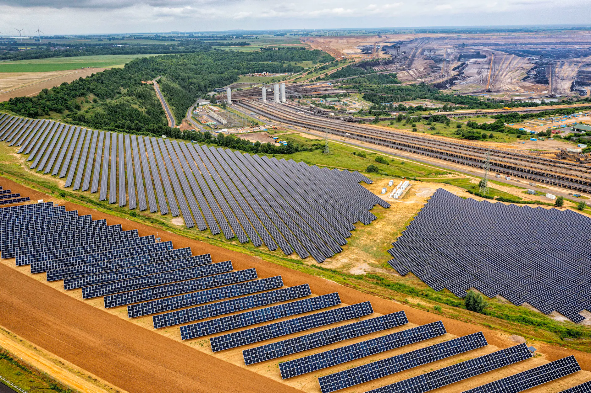 Alte und neue Welt: Auf dem Tagebau Garzweiler in Jüchen steht nun eine Solaranlage.