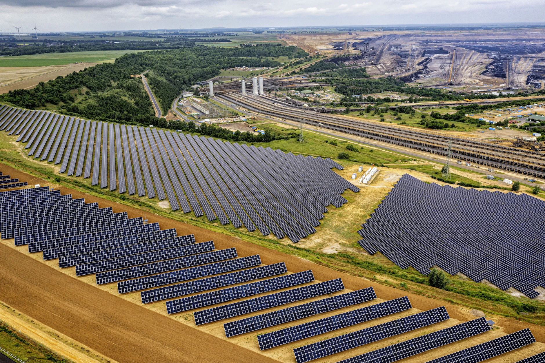 Alte und neue Welt: Auf dem Tagebau Garzweiler in Jüchen steht nun eine Solaranlage.