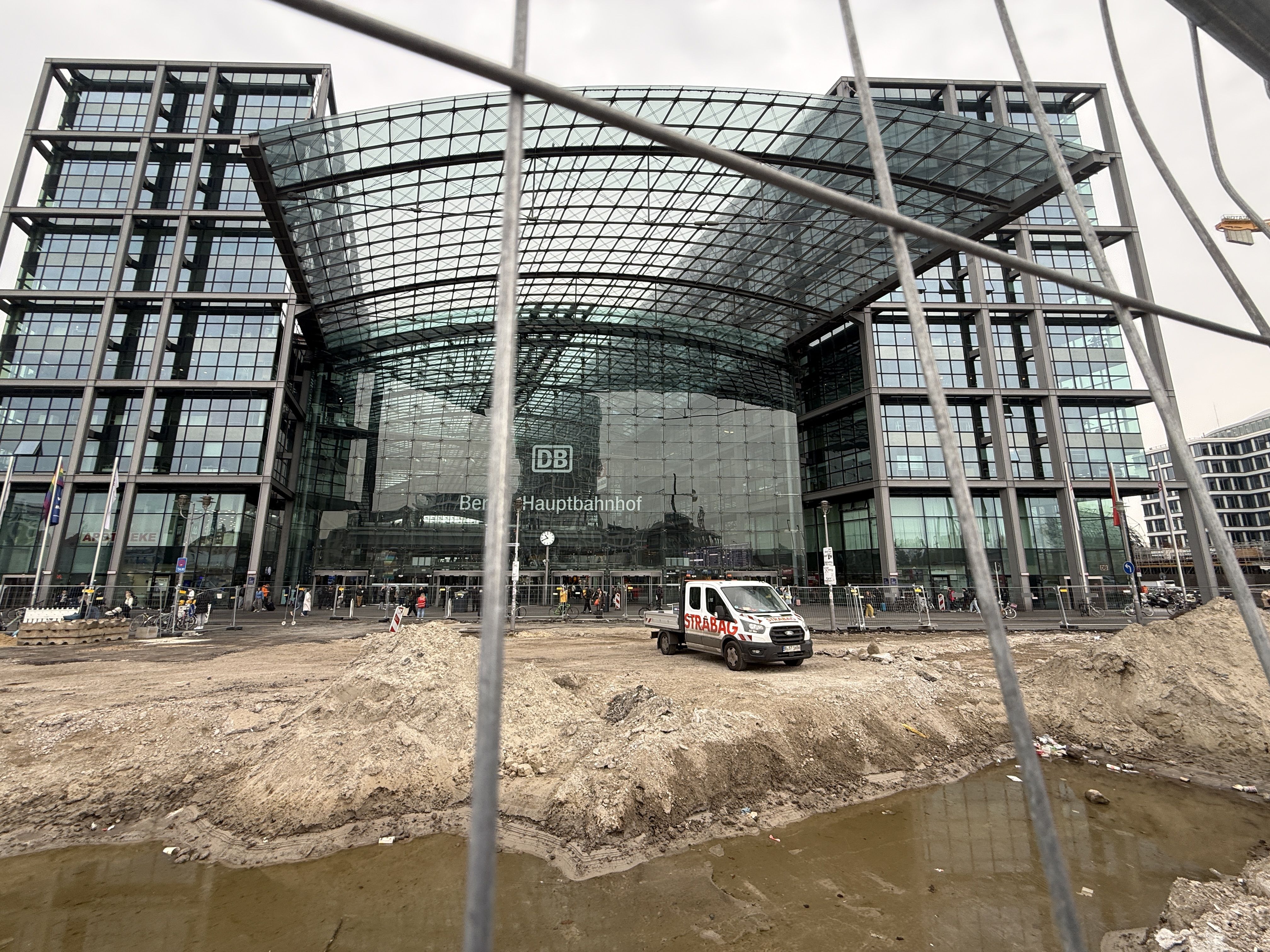 Riesiges Erdloch verschandelt Europaplatz am Hauptbahnhof – das steckt dahinter