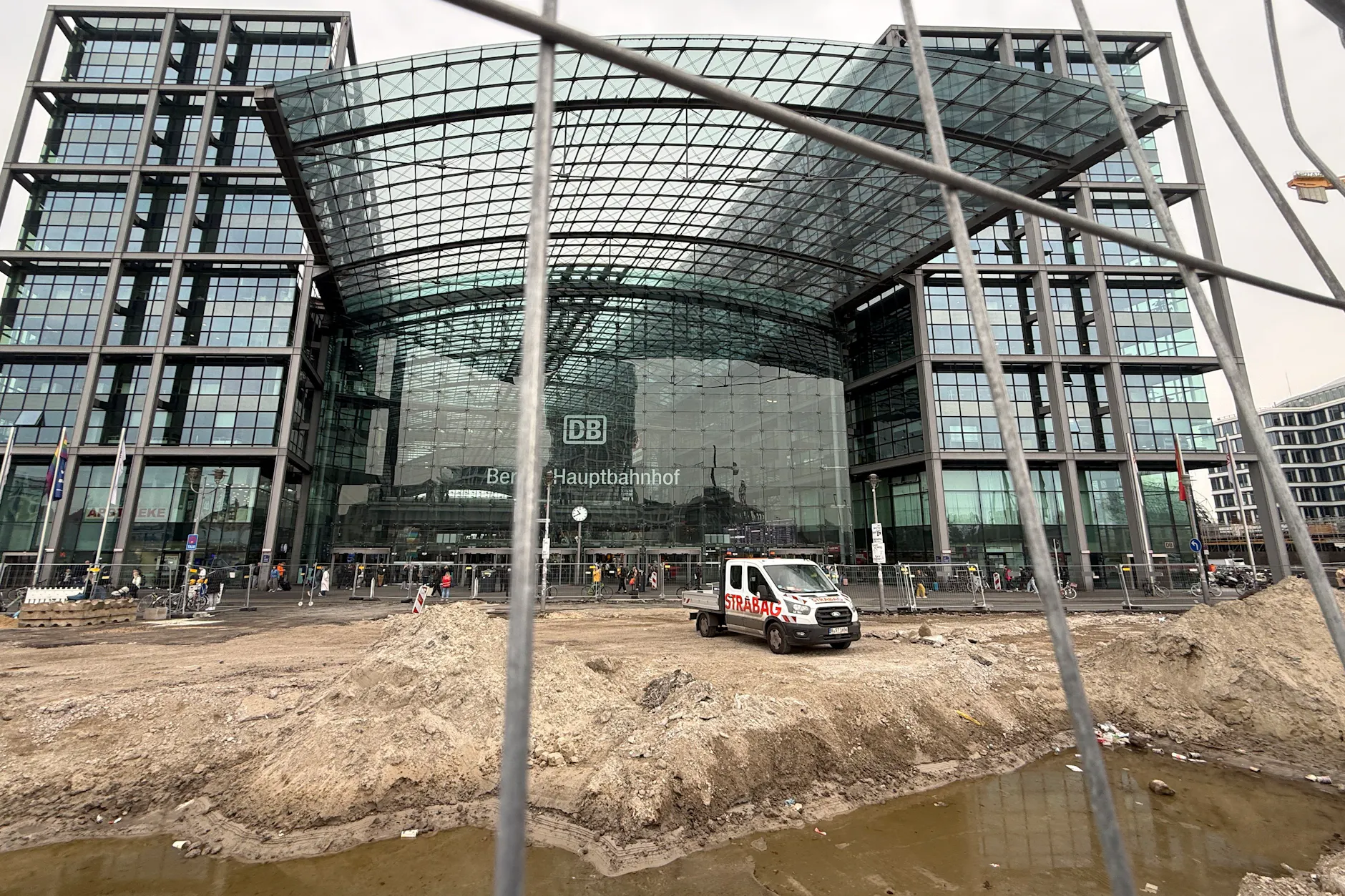 Bauzäune verhindern vom Europaplatz aus den ungestörten Blick auf den Hauptbahnhof.