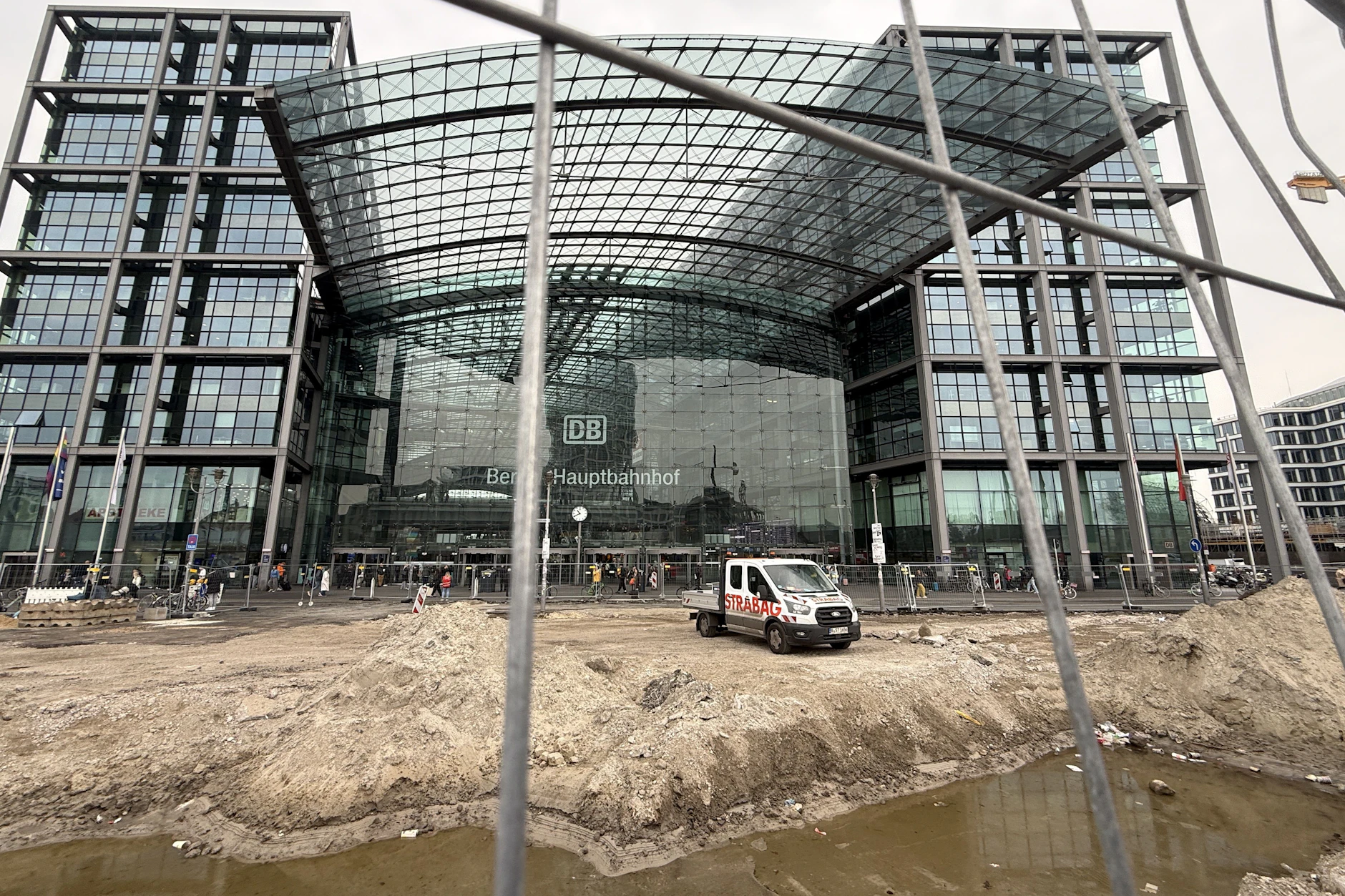 Riesiges Erdloch verschandelt Europaplatz am Hauptbahnhof – das steckt dahinter