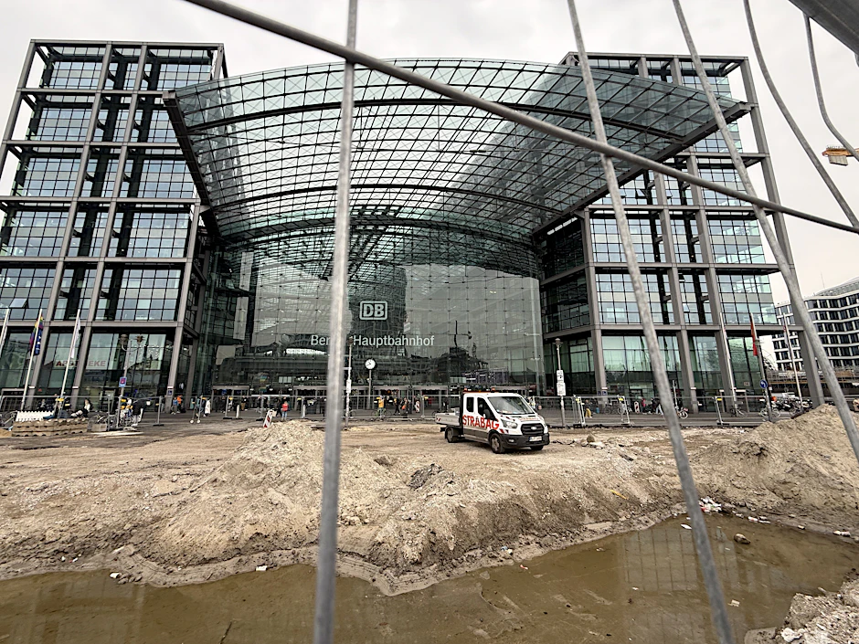 Bauzäune verhindern vom Europaplatz aus den ungestörten Blick auf den Hauptbahnhof.