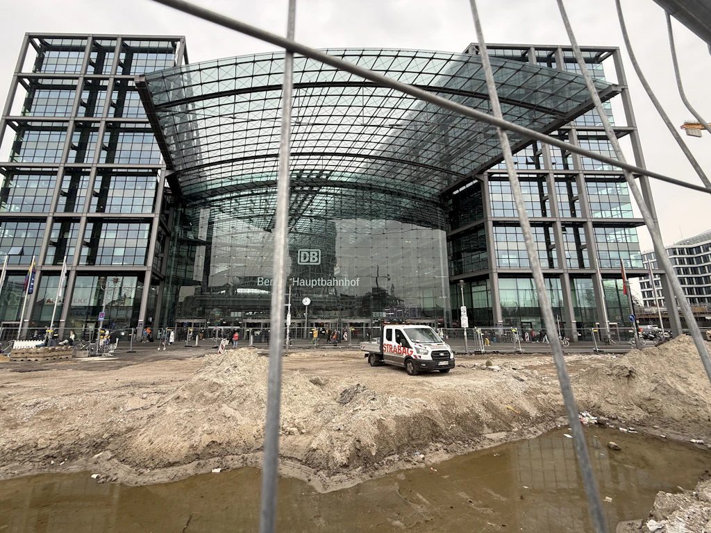 Bauzäune verhindern vom Europaplatz aus den ungestörten Blick auf den Hauptbahnhof.