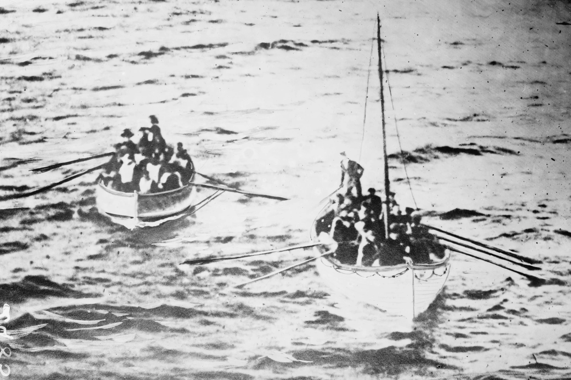 Die Rettungsboote der Titanic auf dem Weg zur Carpathia, das Schiff nahm die wenige Überlebenden nach dem Untergang des Luxusliners auf.