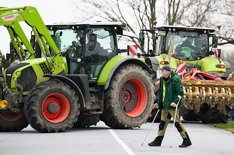 Marco Birnstengel, Sprecher der Bewegung "Land schafft Verbindung Sachsen e.V.", weist bei der Protestaktion in Putzkau die Traktoren vor einer Tankstelle ein. 