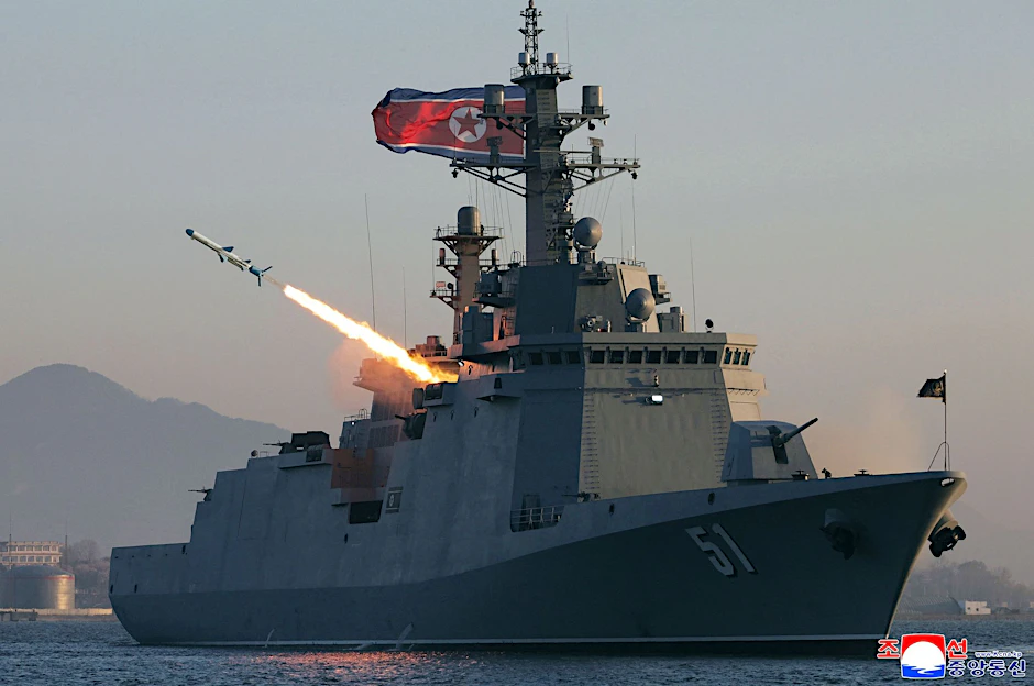 Das von der staatlichen Nachrichtenagentur KCNA veröffentlichte Bild zeigt einen angeblichen Raketenstart an einem ungenannten Ort in Nordkorea.