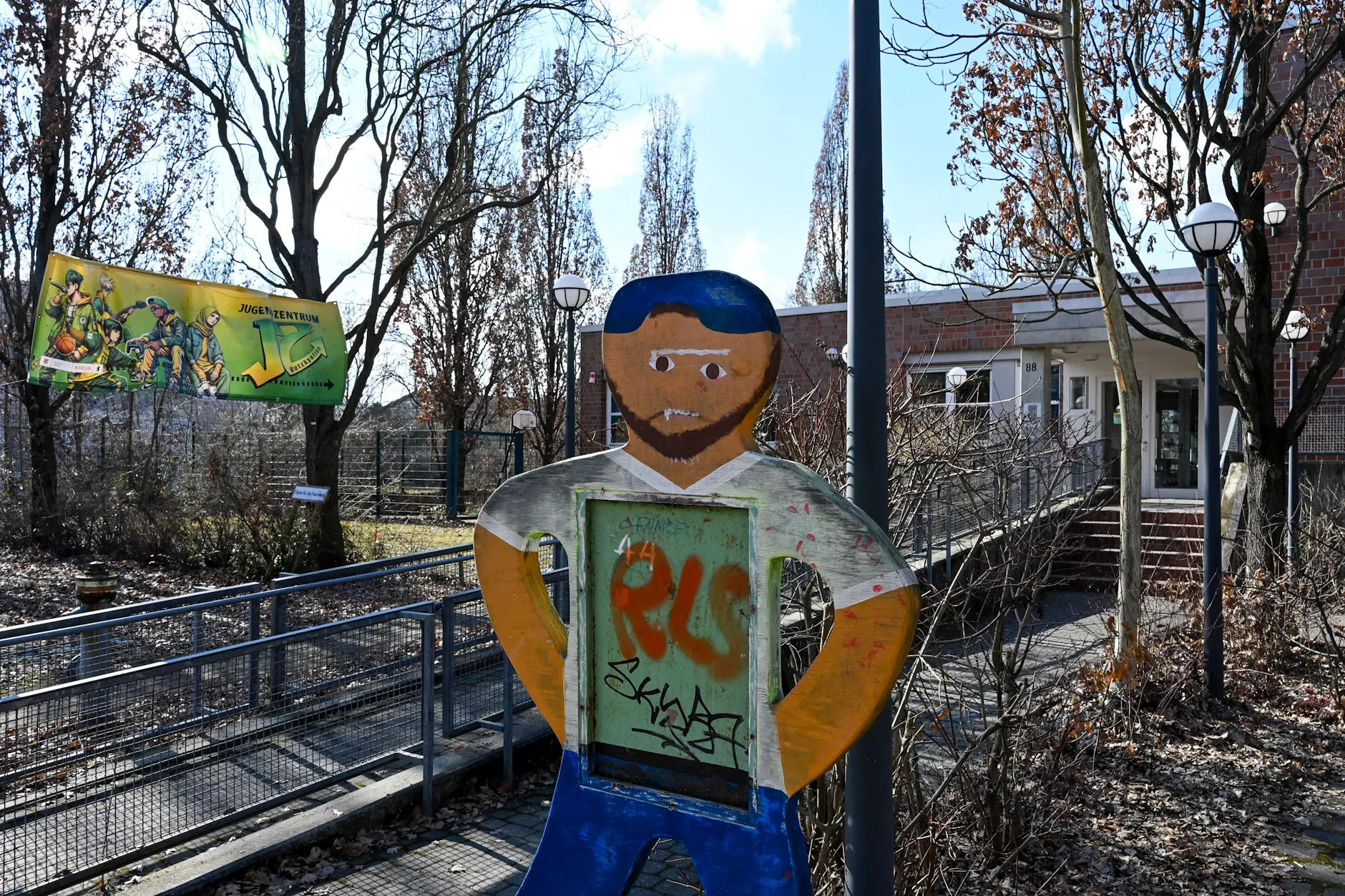 Die mutmaßliche Vergewaltigung in einem Neuköllner Jugendclub sorgt für massive Kritik an den Behörden.