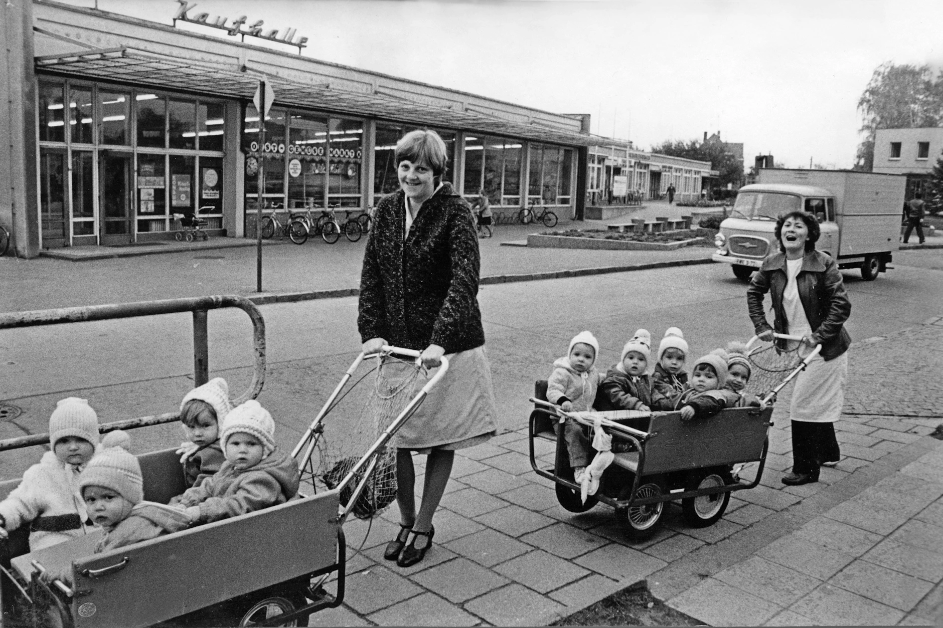August 1982: Zwei Kindergärtnerinnen sind in Nünchritz mit mehreren kleinen Mädchen und Jungen beim Spaziergang unterwegs.