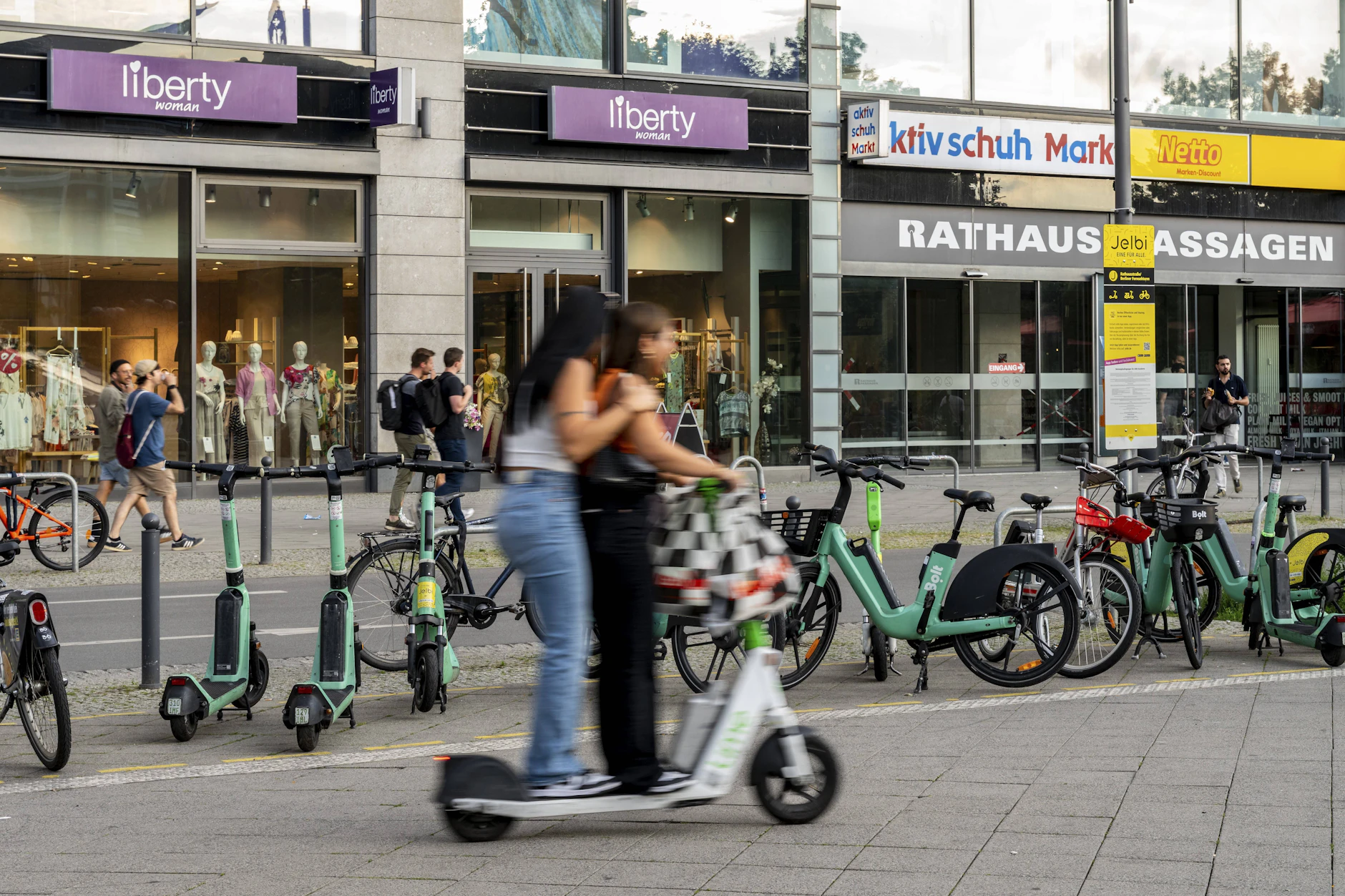 Die E-Roller werden besonders gern von jungen Menschen genutzt.