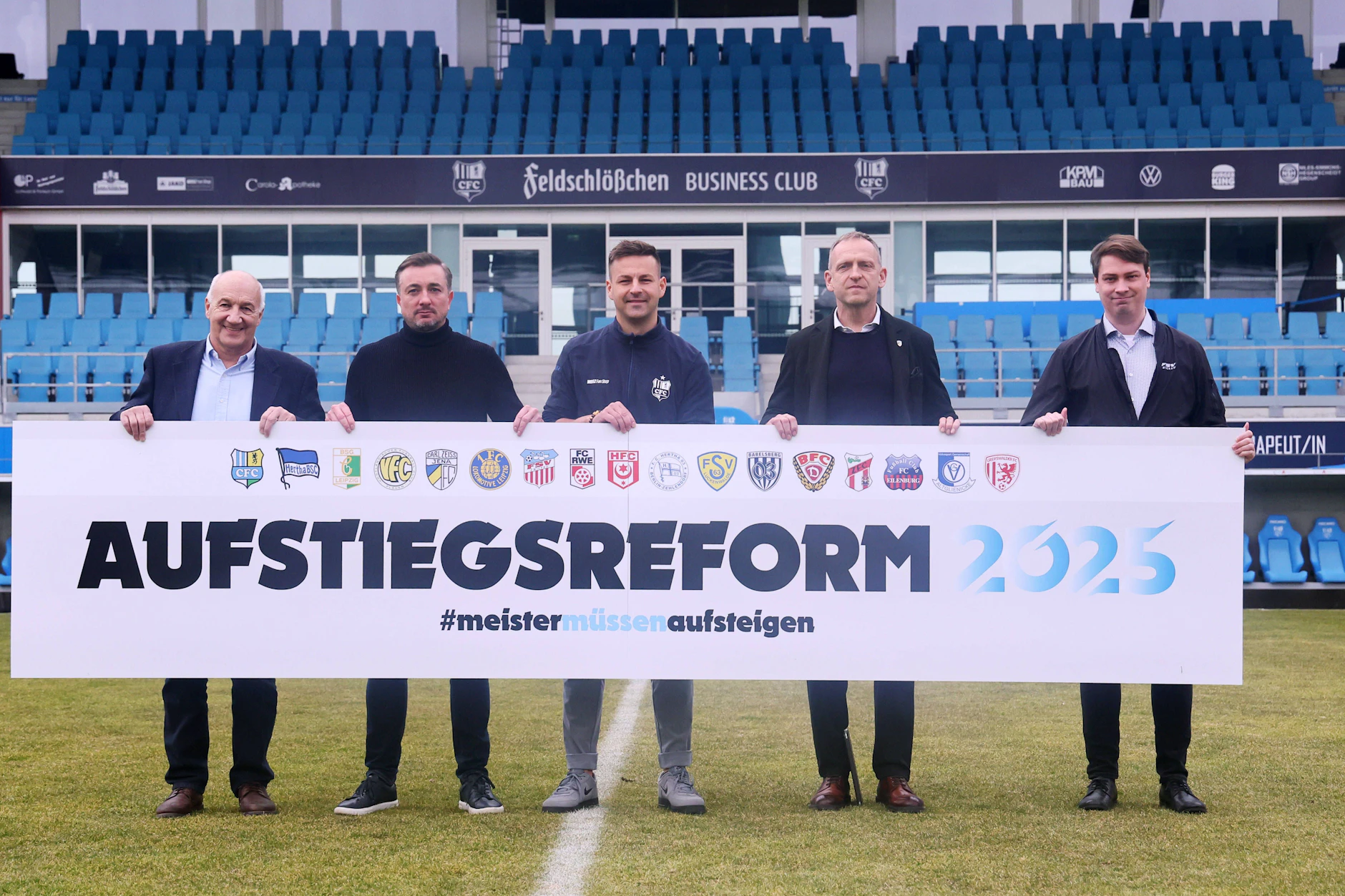 Franz Gerber (Geschäftsführer Rot-Weiß Erfurt), Daniel Meyer (Sportdirektor Hallescher FC), Tommy Haeder (Geschäftsstellenleiter Chemnitzer FC), Ralph Grillitsch (Präsident Carl Zeiss Jena) und Andre Beuchold (Vorstand FSV Zwickau) setzen sich stark für eine Reform der Regionalliga ein.