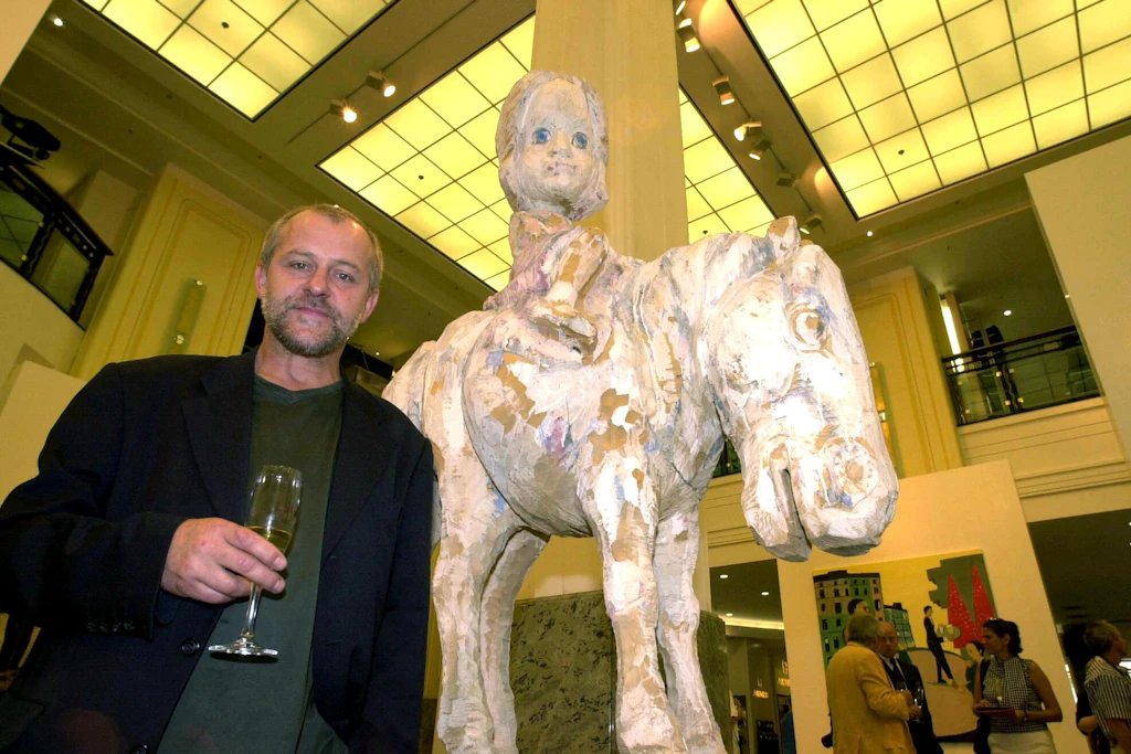 Rückblick in den Kunstsommer 2002, eine Ausstellung im KaDeWe: Bildhauer Hans Scheib vor seiner Skulptur Jette zu Pferd III