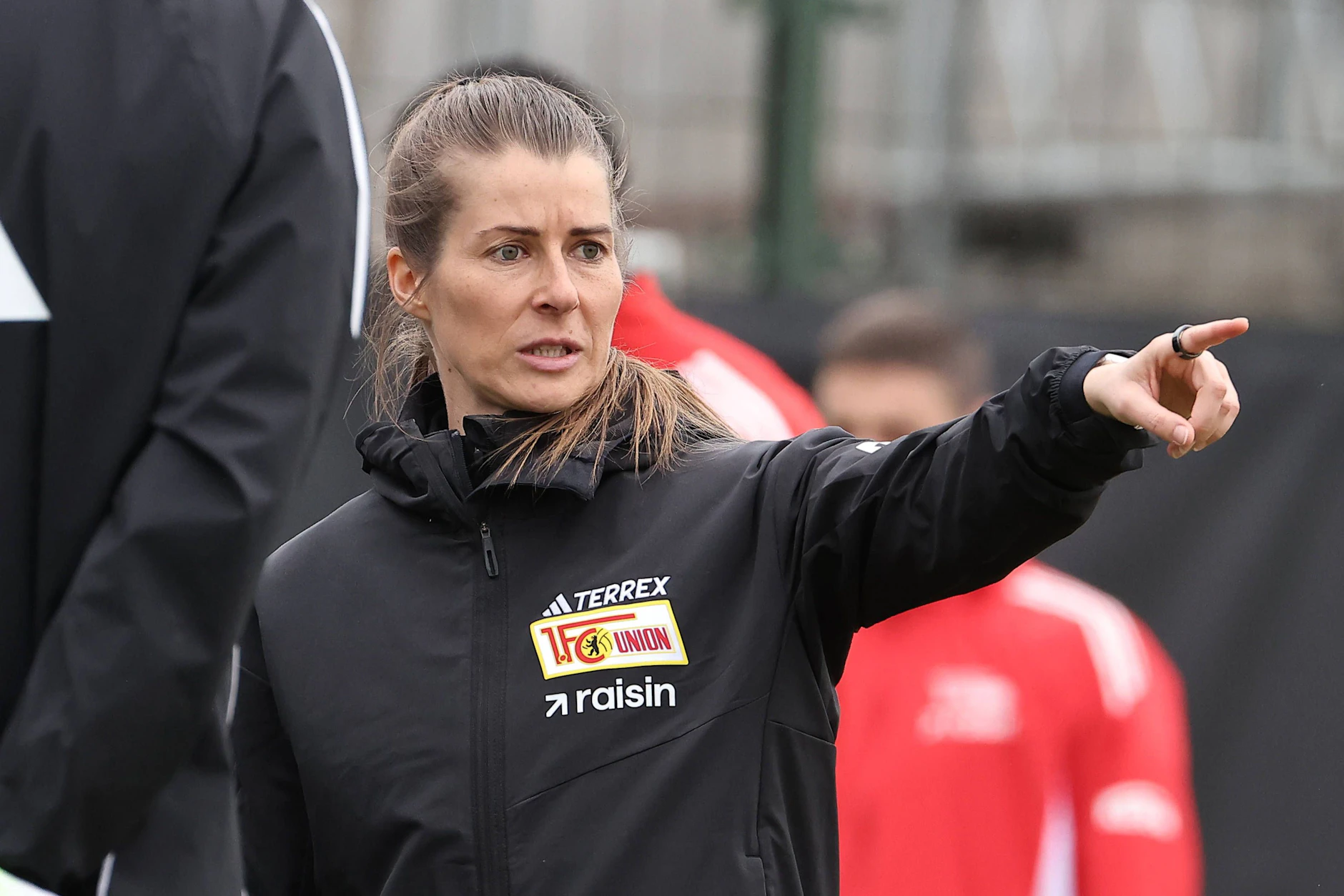 Gibt ab sofort beim 1. FC Union Berlin die Richtung vor: Baumgart-Nachfolgerin Marie-Louise Eta (34) während ihrer ersten Trainingseinheit als Cheftrainerin.