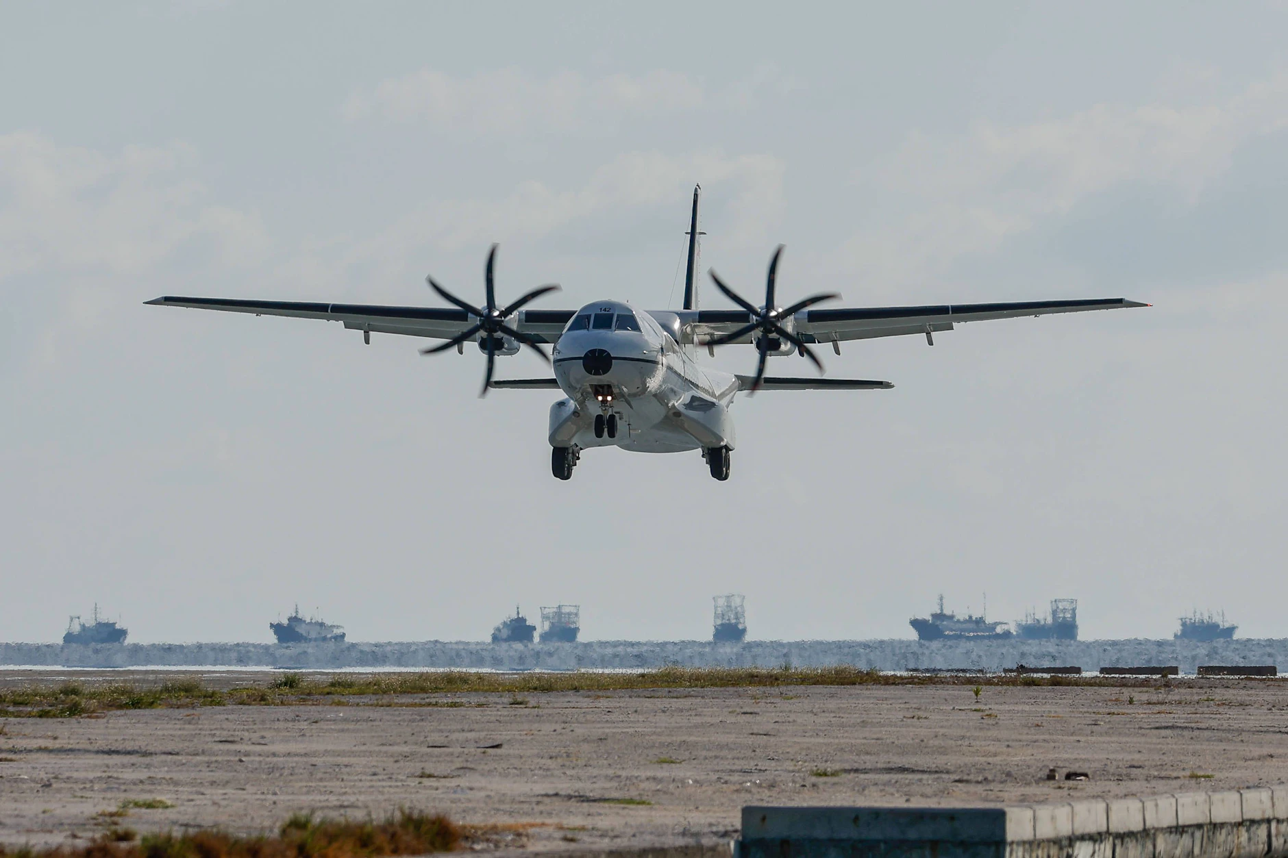 Ein philippinisches Militärflugzeug bei der Landung auf der Insel Pagasa im Westphilippinischen Meer.