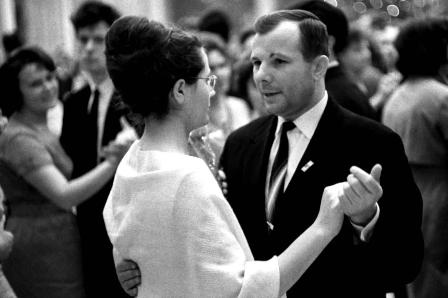 Juri Gagarin im Jahr 1965 mit seiner Frau Valentina beim Tanz bei einem Ball im Moskauer Kreml.