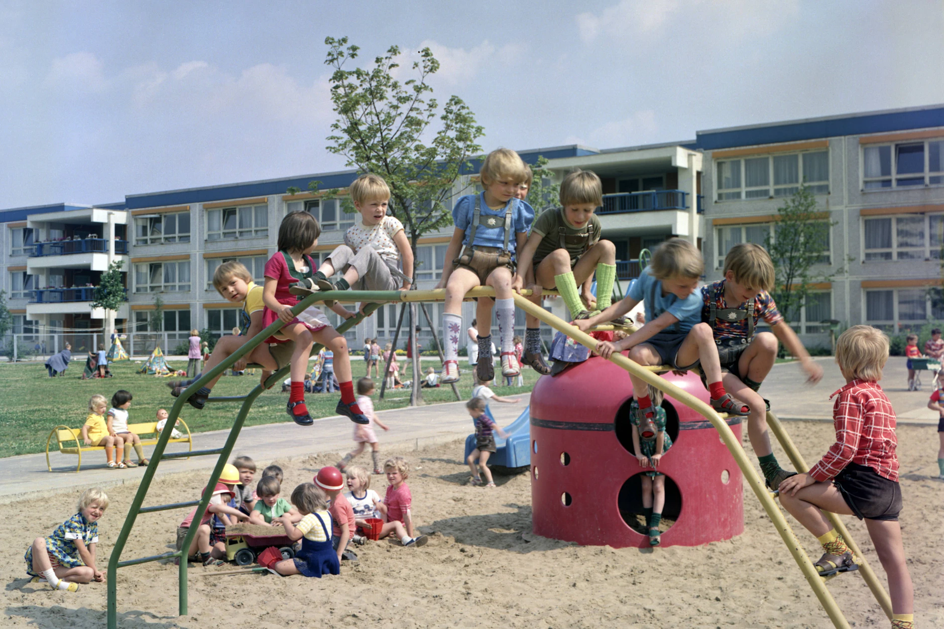 Berlin, Hauptstadt der DDR: Kinder spielen 1976 auf einem Spielplatz des Kindergartens in der Lindenbergallee.