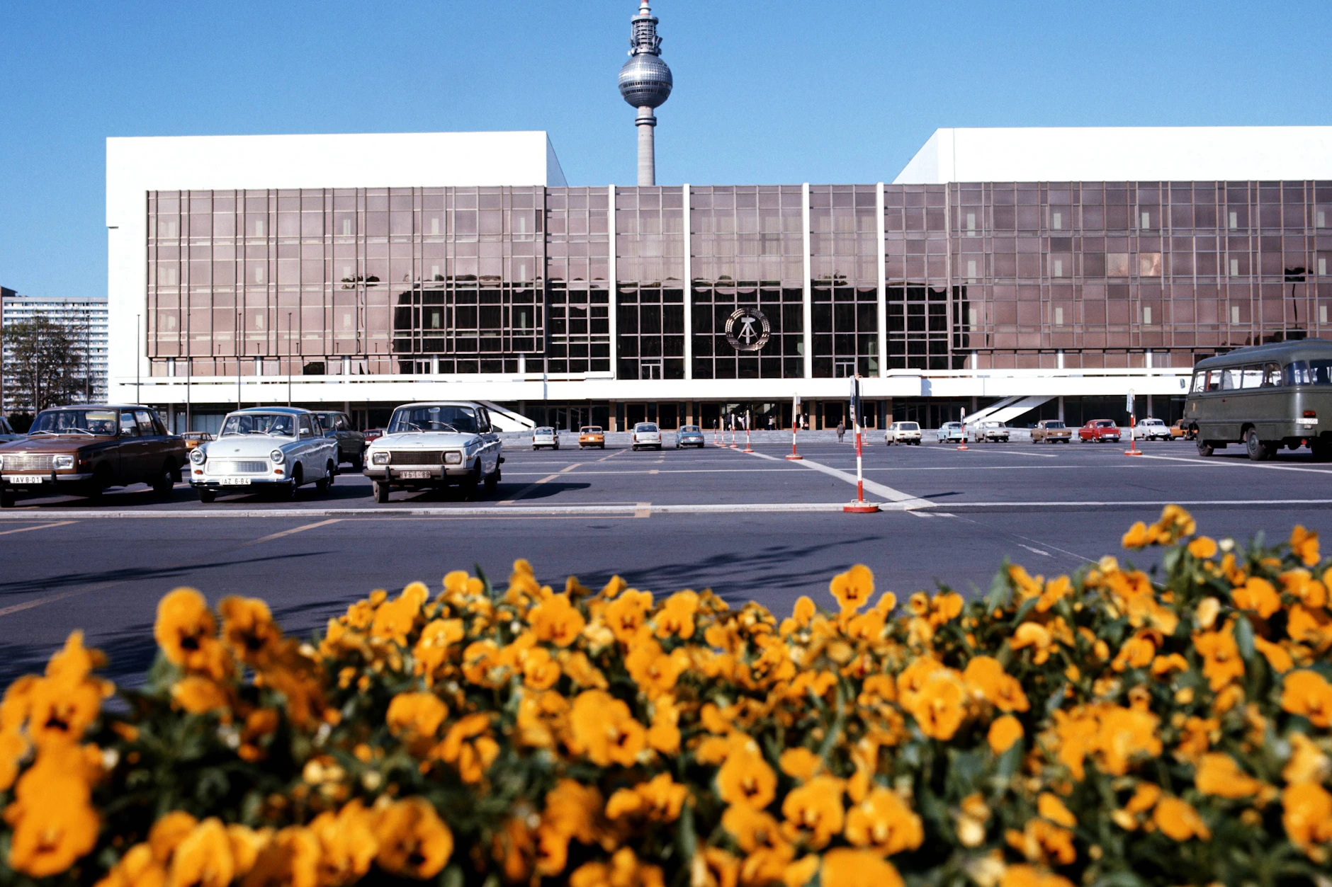 Der Palast der Republik zu DDR-Zeiten. Über 720 Tonnen Asbest wurden in sein Inneres gespritzt. Dabei war Spritzasbest in der DDR verboten.