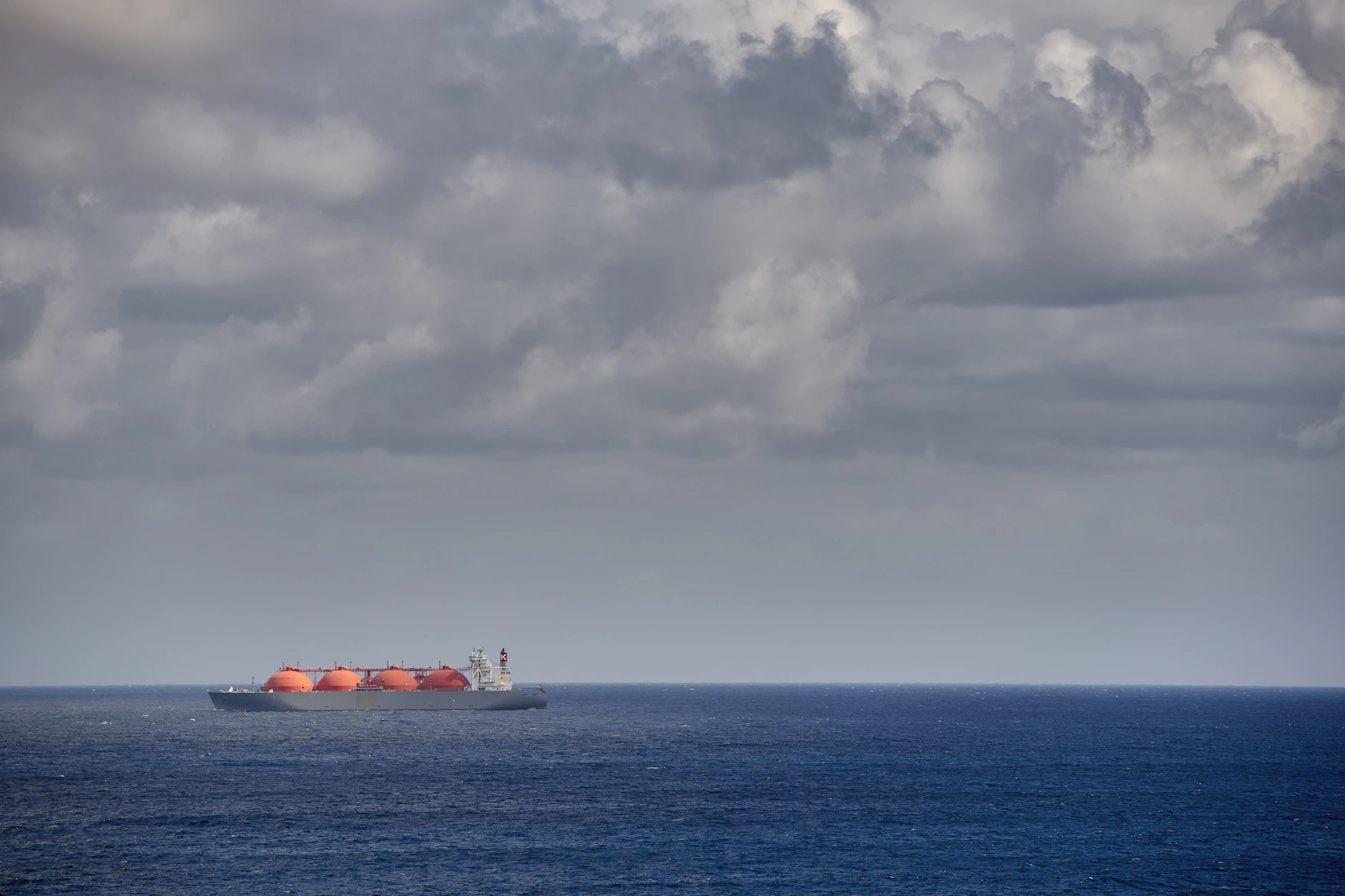 Ein LNG-Tanker vor dem Hafen Bilbao in Spanien (Symbolbild)