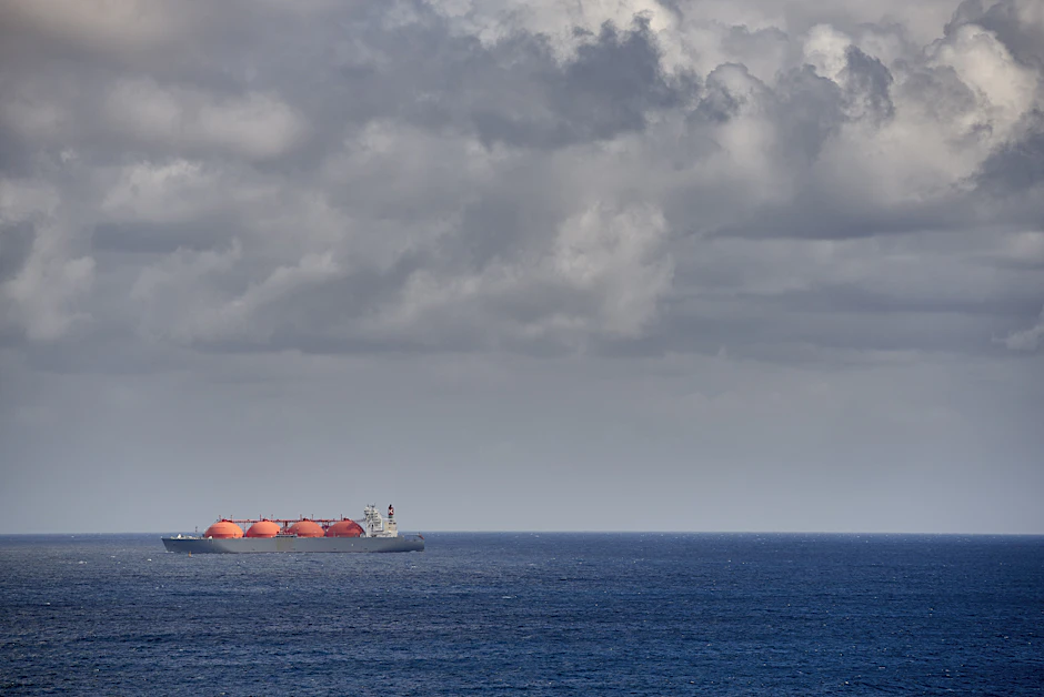 Ein LNG-Tanker vor dem Hafen Bilbao in Spanien (Symbolbild)