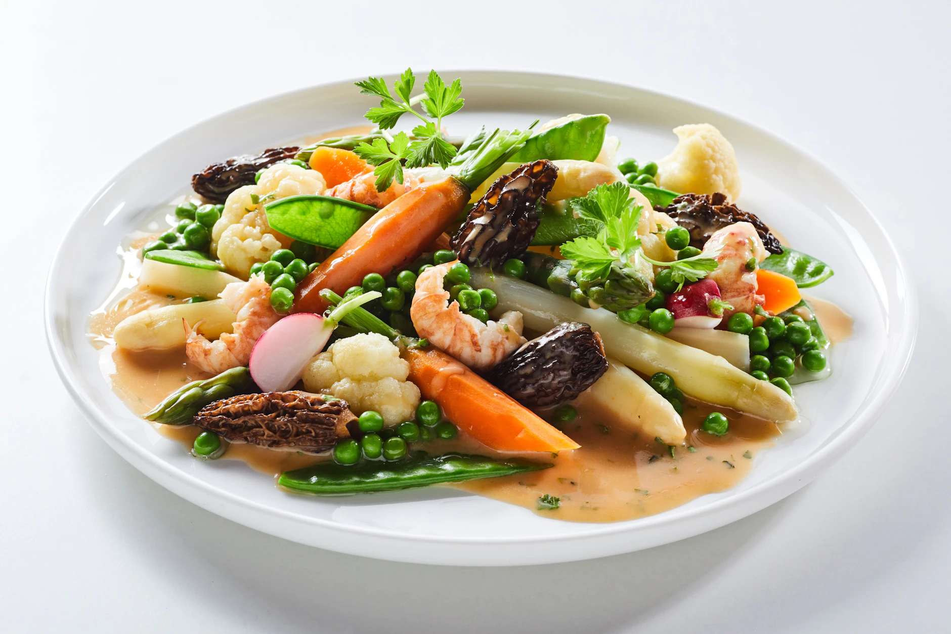 Spargel gehört dazu: So sieht ein Teller mit Leipziger Allerlei nach altem DDR-Rezept aus.