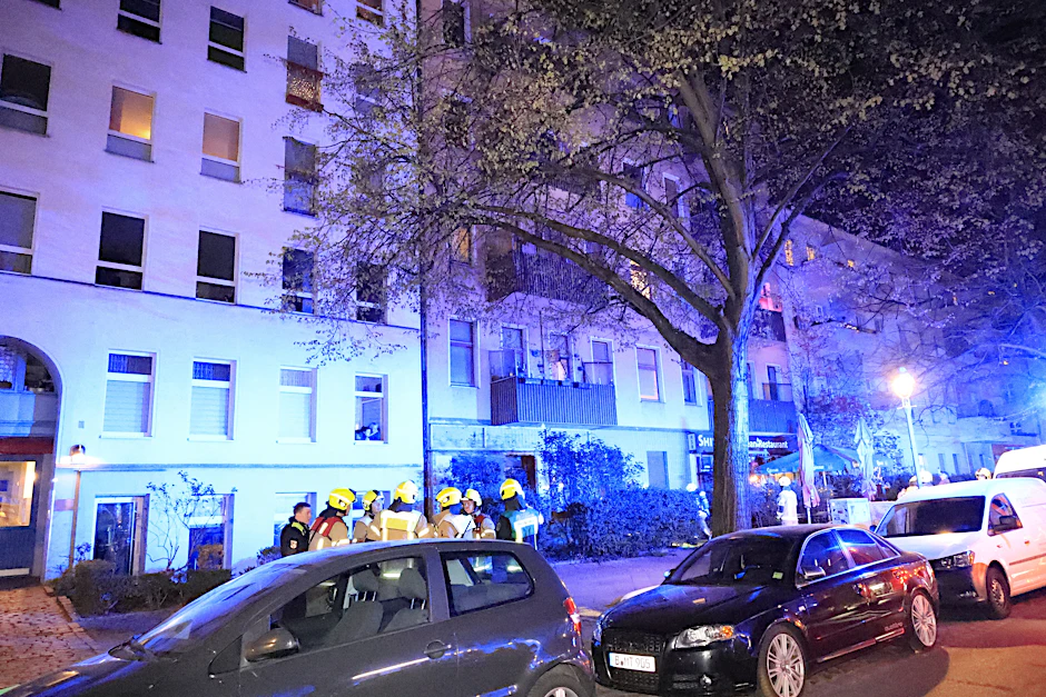 Großeinsatz am Abend: Feuerwehrleute sichern die Einsatzstelle vor dem Wohnhaus, aus dessen drittem Stock zuvor Rauch zog.