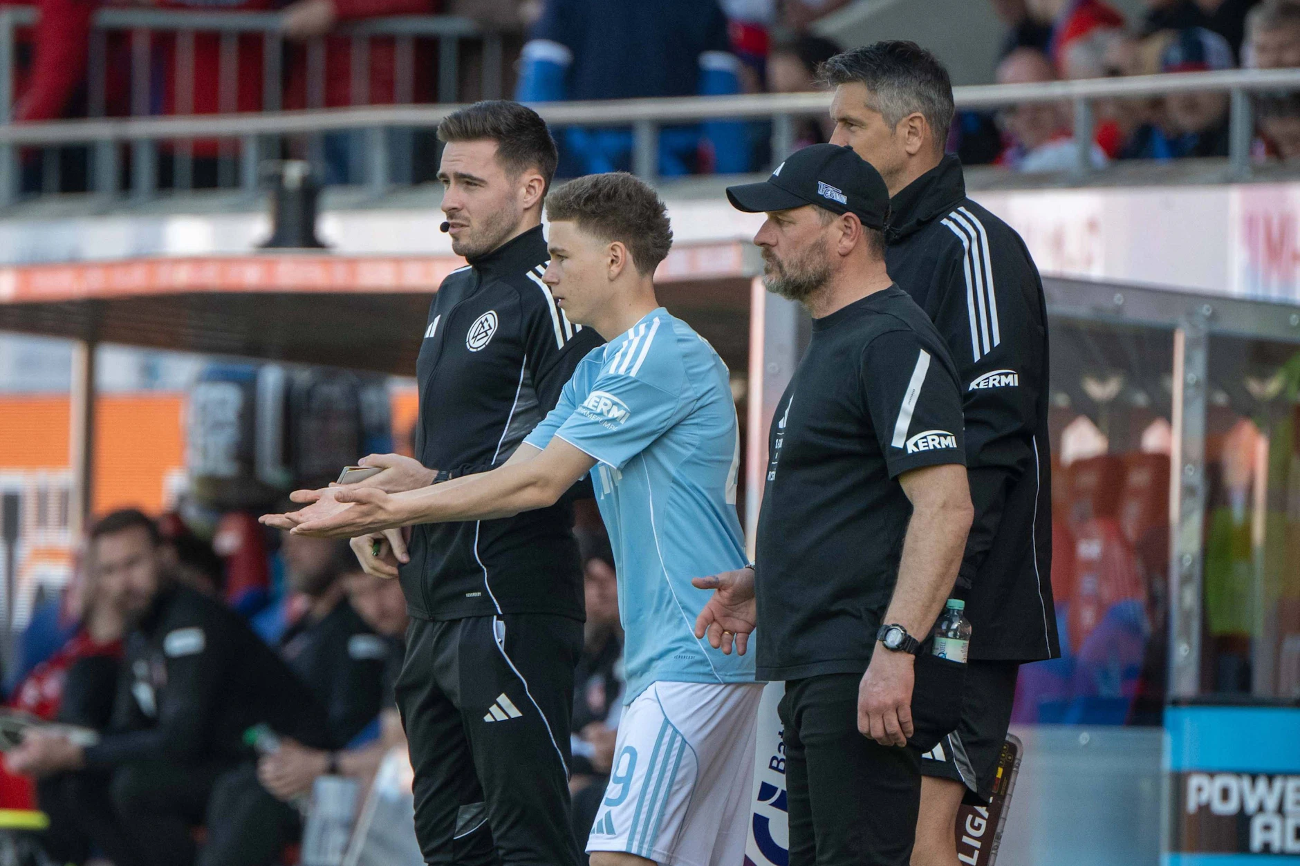 Linus Güther erlebt ein turbulentes Bundesliga-Debüt. Nur Stunden später wird Trainer Steffen Baumgart nach der Pleite in Heidenheim gefeuert.