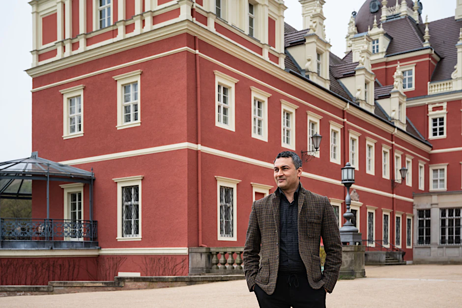 Gastronom Gurinder Singh vor dem „Neuen Schloss“ im Unesco-Welterbe im Fürst-Pückler-Park in Bad Muskau.
