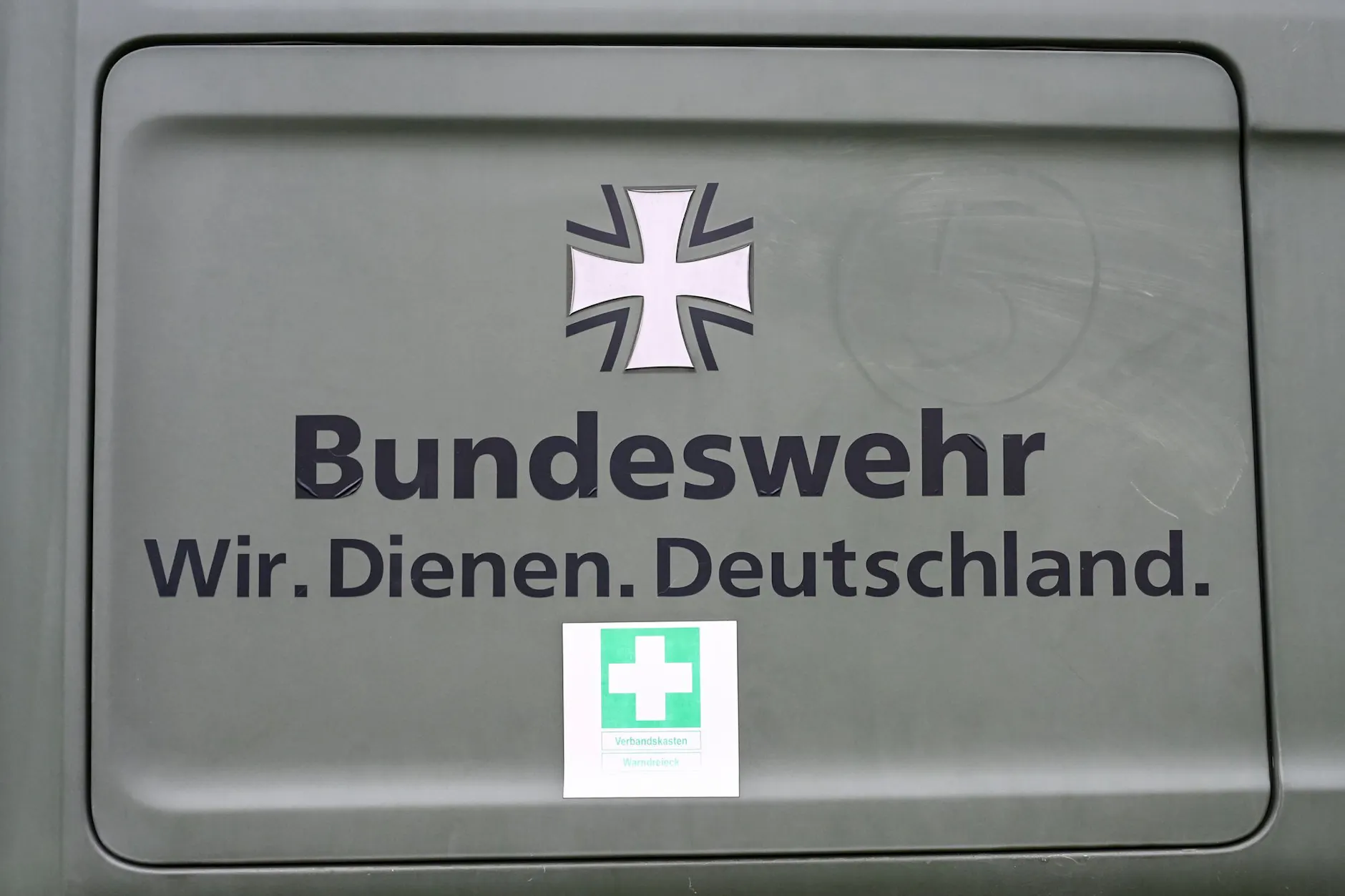 „Bundeswehr. Wir. Dienen. Deutschland“ steht an einem Fahrzeug. Jeder der mitmachen will, muss aber der freiheitlich-demokratischen Grundordnung dienen.