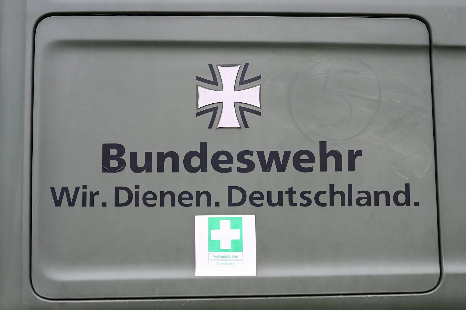 „Bundeswehr. Wir. Dienen. Deutschland“ steht an einem Fahrzeug. Jeder der mitmachen will, muss aber der freiheitlich-demokratischen Grundordnung dienen.
