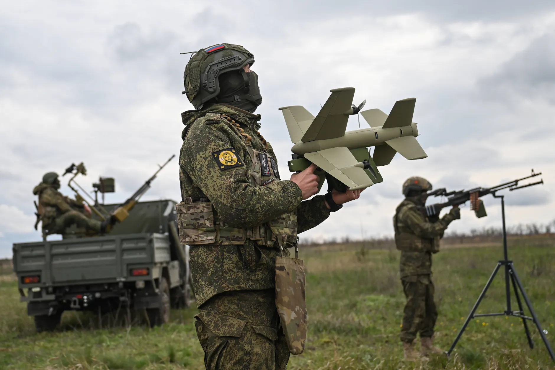 Ein russischer Soldat bereitet im April 2026 in der Ostukraine den Start einer Abfangdrohne vor.
