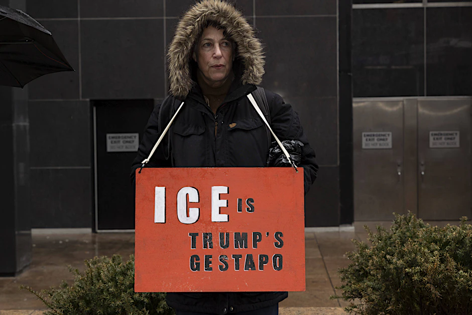 Demonstranten protestieren vor einem Bundesgebäude in New York gegen das Vorgehen der US-Einwanderungsbehörde ICE.