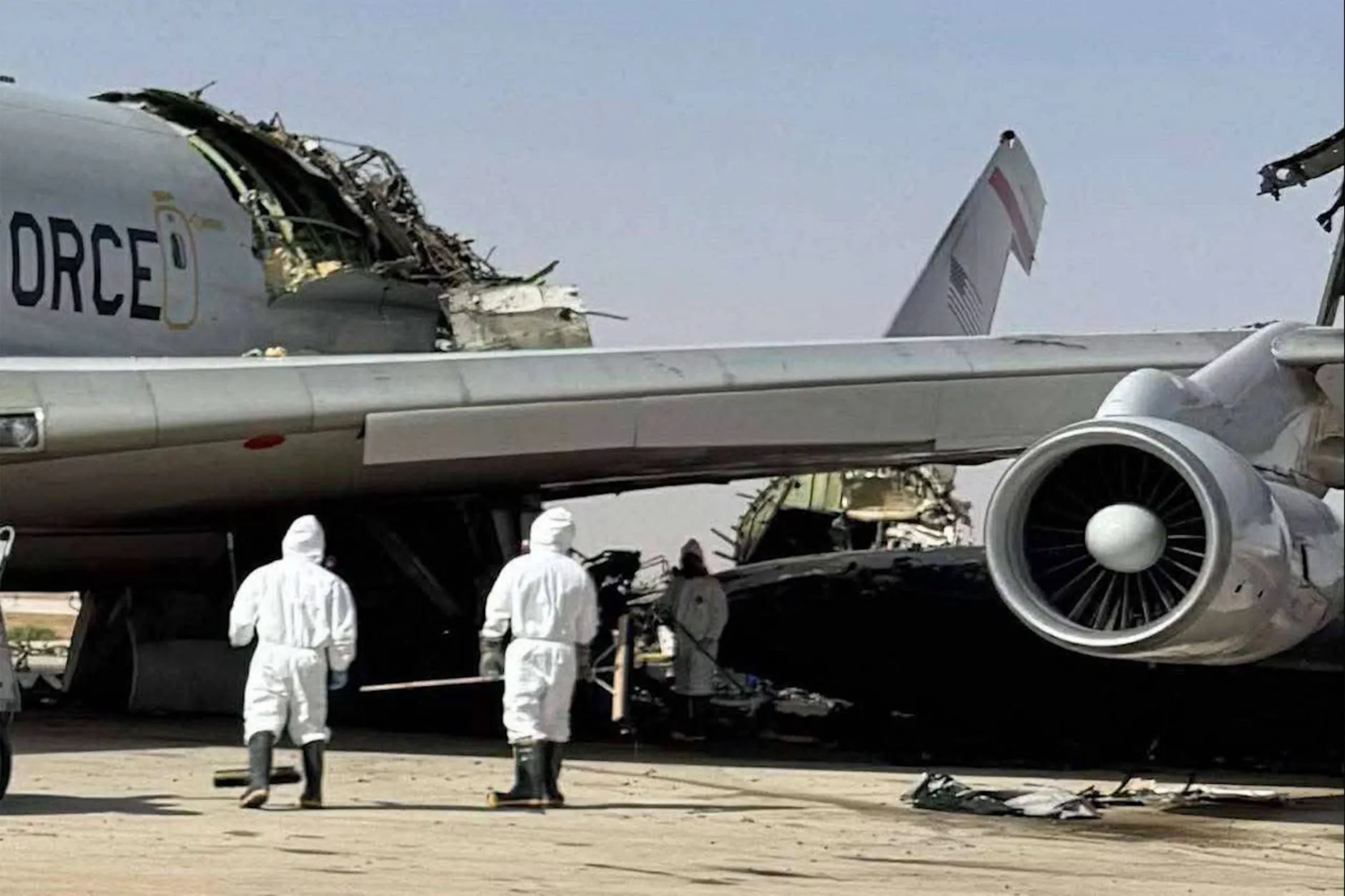Ein zerstörtes US-Flugzeug auf der Prince-Sultan-Luftwaffenbasis in Saudi-Arabien nach einem iranischen Raketenangriff.