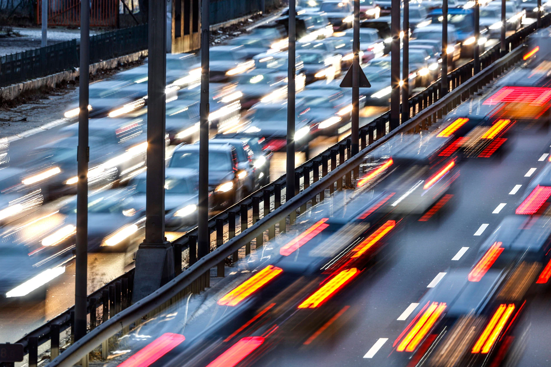 Lichtermeer im Dauerstau: Für knapp 300.000 Einpendler nach Berlin ist die tägliche Fahrt zur Arbeit längst zur finanziellen und nervlichen Belastungsprobe geworden.