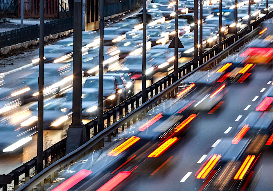 Lichtermeer im Dauerstau: Für knapp 300.000 Einpendler nach Berlin ist die tägliche Fahrt zur Arbeit längst zur finanziellen und nervlichen Belastungsprobe geworden.
