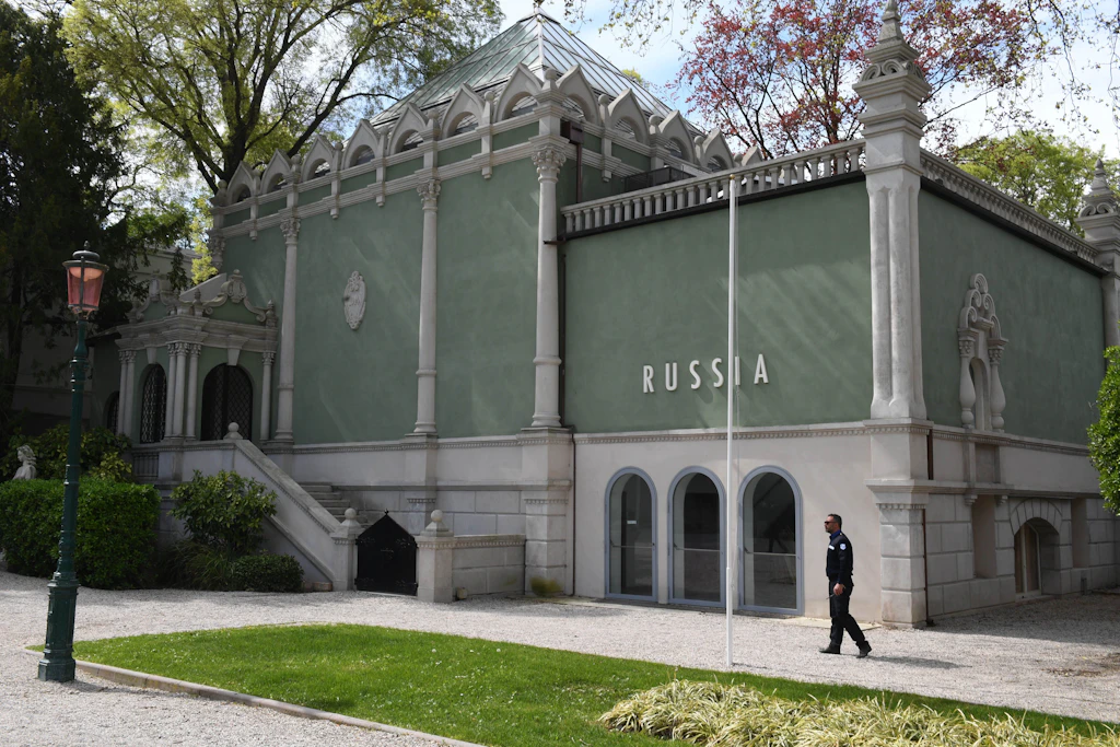 Kulturstreit um Biennale eskaliert: EU-Kommission greift wegen Russland-Teilnahme ein