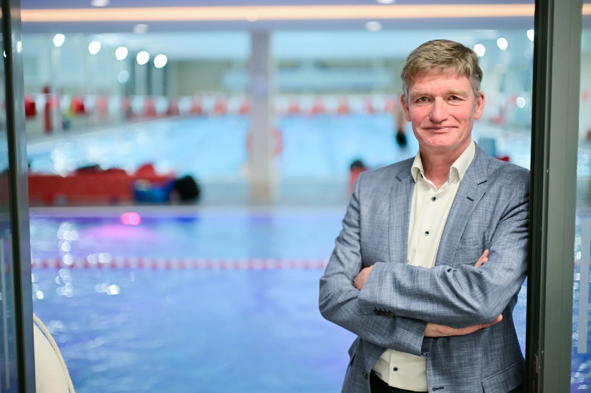 Johannes Kleinsorg, Vorstandsvorsitzender Berliner Bäder-Betriebe, steht im Stadtbad Tiergarten. Hier kann bald auch draußen gebadet werden.