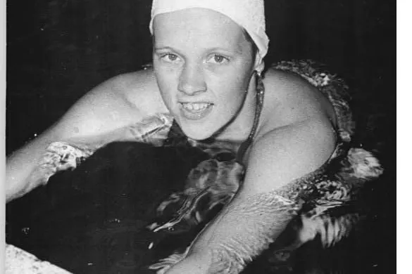 Jutta Olbrisch fällt schon als junge Schwimmerin mit ihrenm starken Leistungen auf.