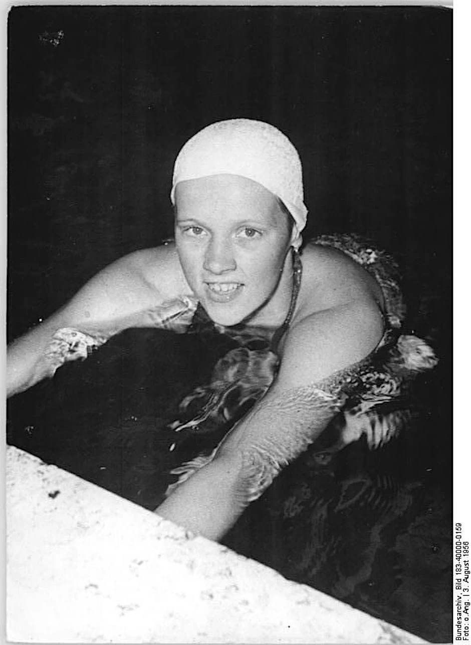 Jutta Olbrisch fällt schon als junge Schwimmerin mit ihrenm starken Leistungen auf.