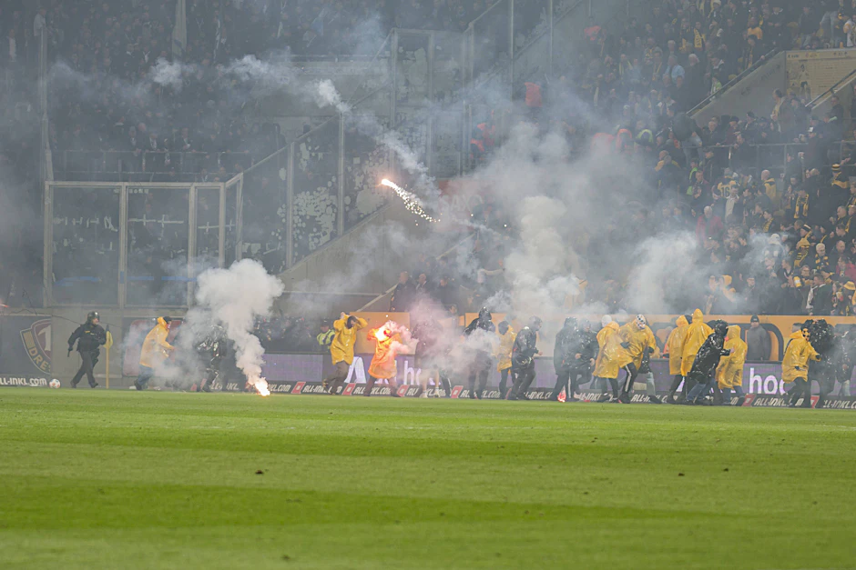 Bilder, die ganz Fußball-Deutschland schockierten: Im Spiel zwischen Dresden und Hertha gab es massive Auseinandersetzungen zwischen beiden Fan-Lagern.