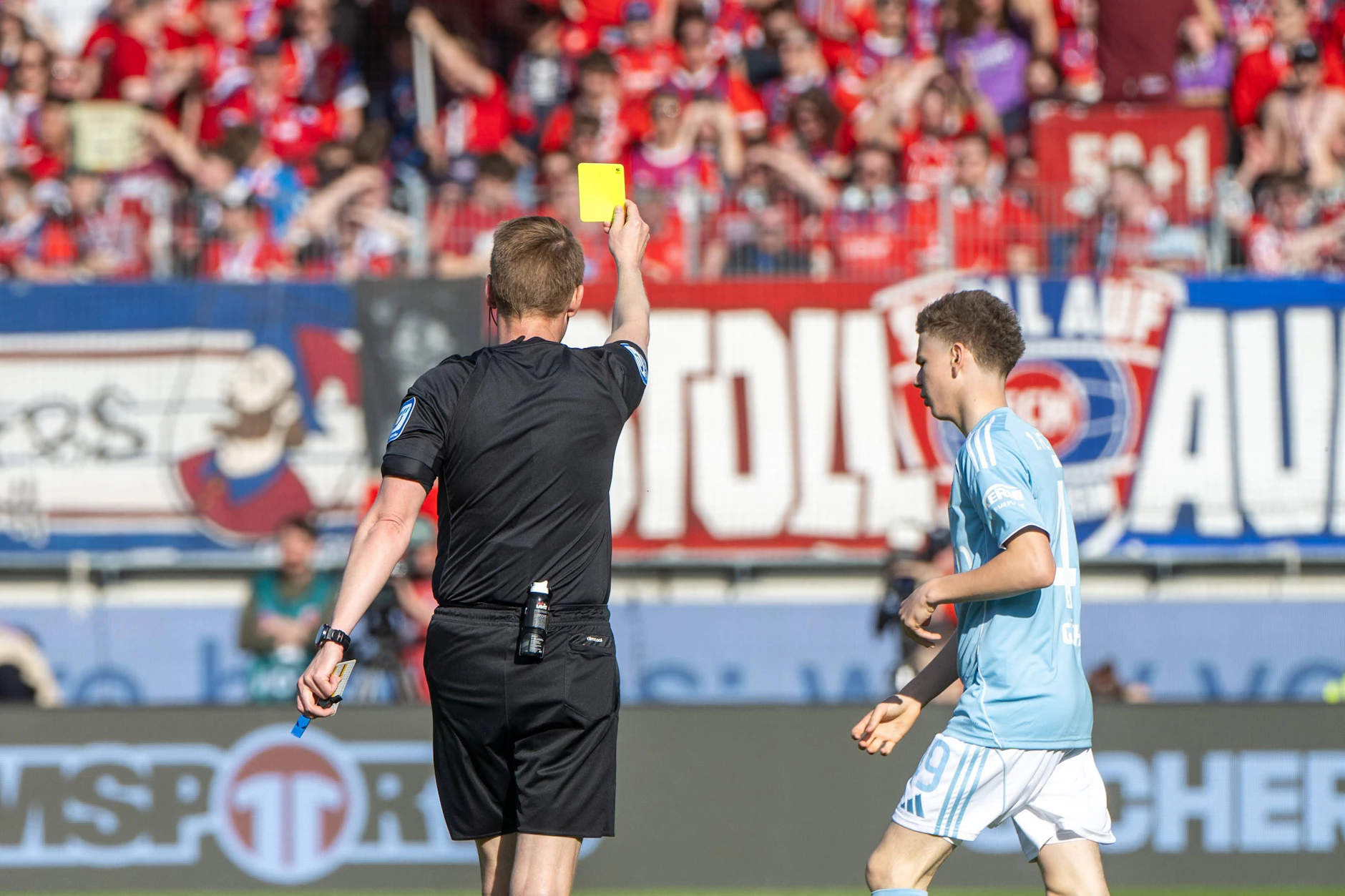 Willkommen im Männerfußball: Linus Güther kassiert bei seiner Bundesliga-Premiere für ein Foul die Gelbe Karte.
