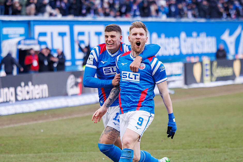 Auch wegen Ex-Union-Stürmer Andreas Voglsammer träumt Hansa Rostock plötzlich wieder vom Aufstieg in die 2. Bundesliga.
