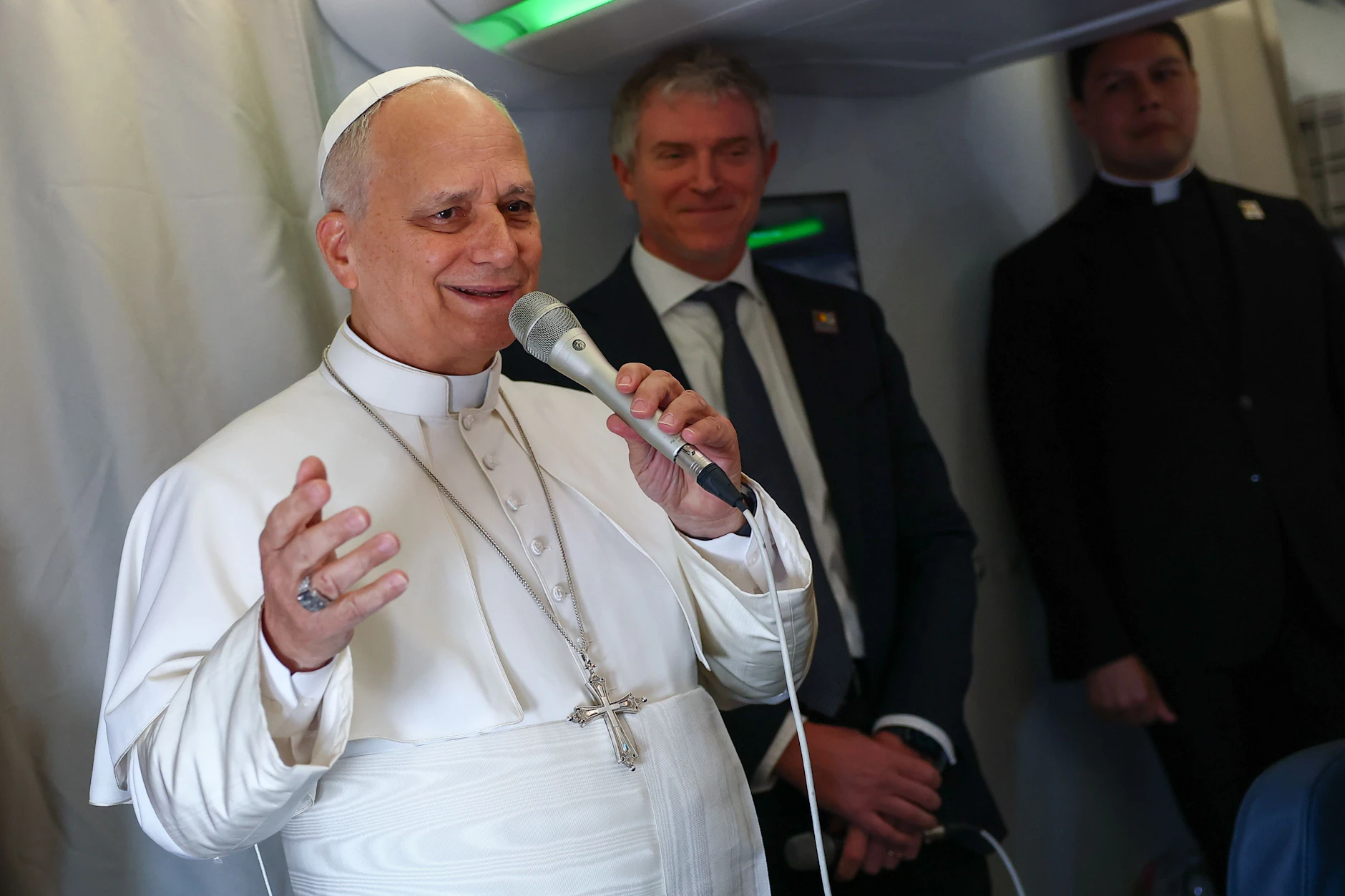 Papst Leo XIV. spricht während seiner Afrika-Reise an Bord seines Fluges nach Kamerun mit Journalisten.