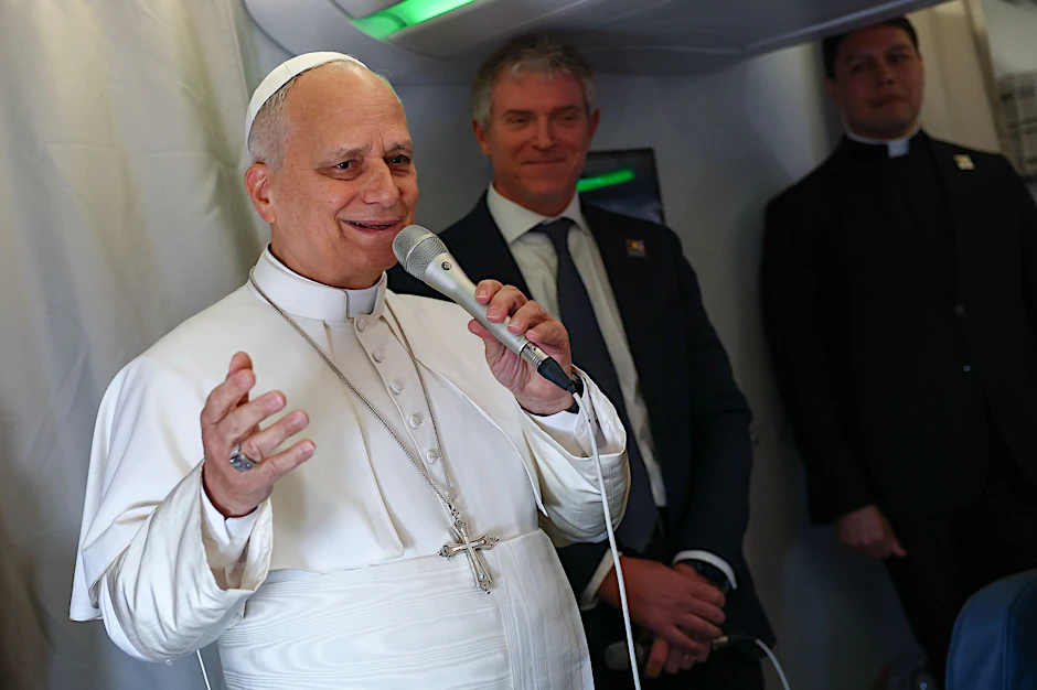 Papst Leo XIV. spricht während seiner Afrika-Reise an Bord seines Fluges nach Kamerun mit Journalisten.