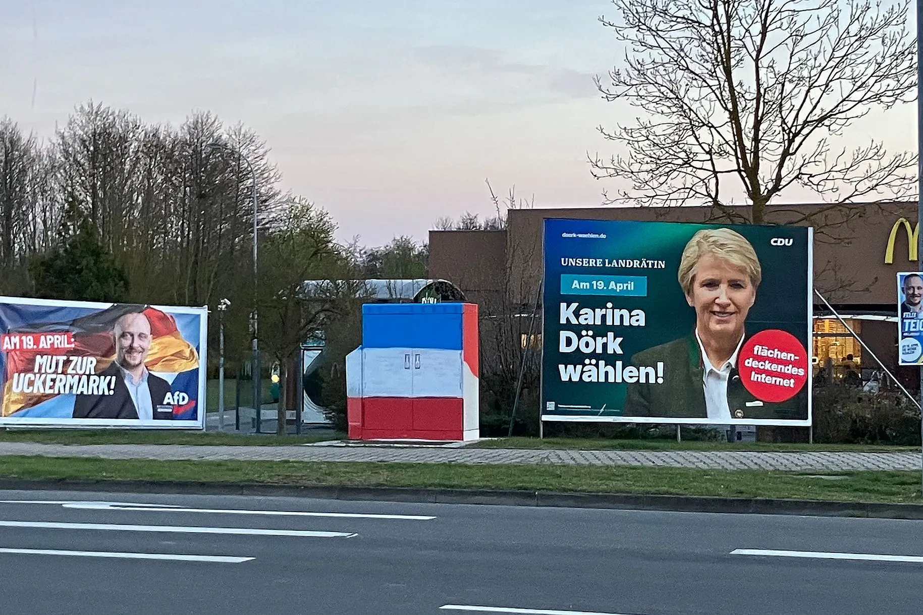 Wahlplakate von AfD und CDU für die Landratswahl in der Uckermark stehen im Nordosten Brandenburgs an der Straße.