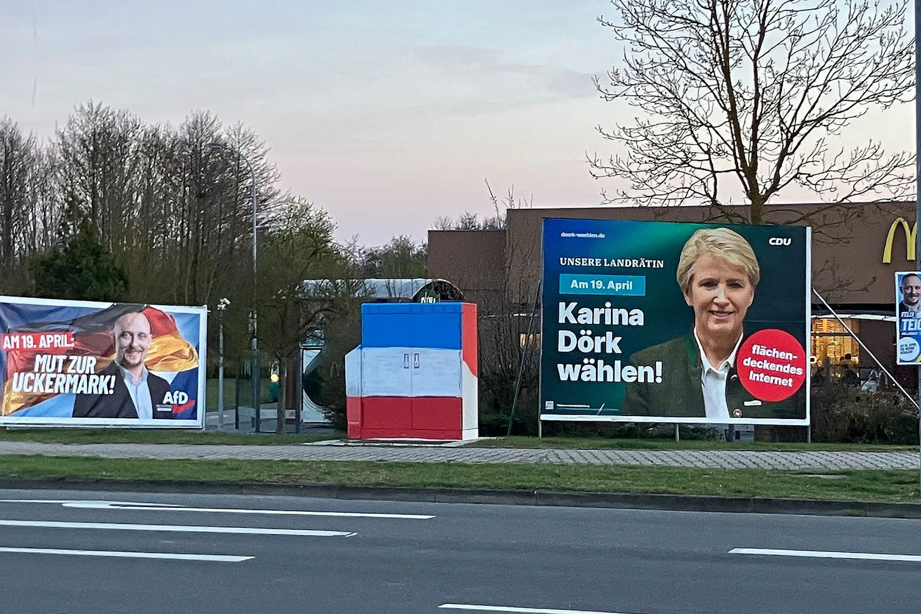 Wahlplakate von AfD und CDU für die Landratswahl in der Uckermark stehen im Nordosten Brandenburgs an der Straße.