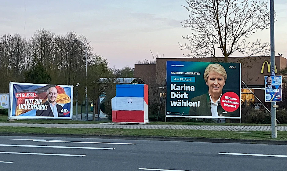 Wahlplakate von AfD und CDU für die Landratswahl in der Uckermark stehen im Nordosten Brandenburgs an der Straße.
