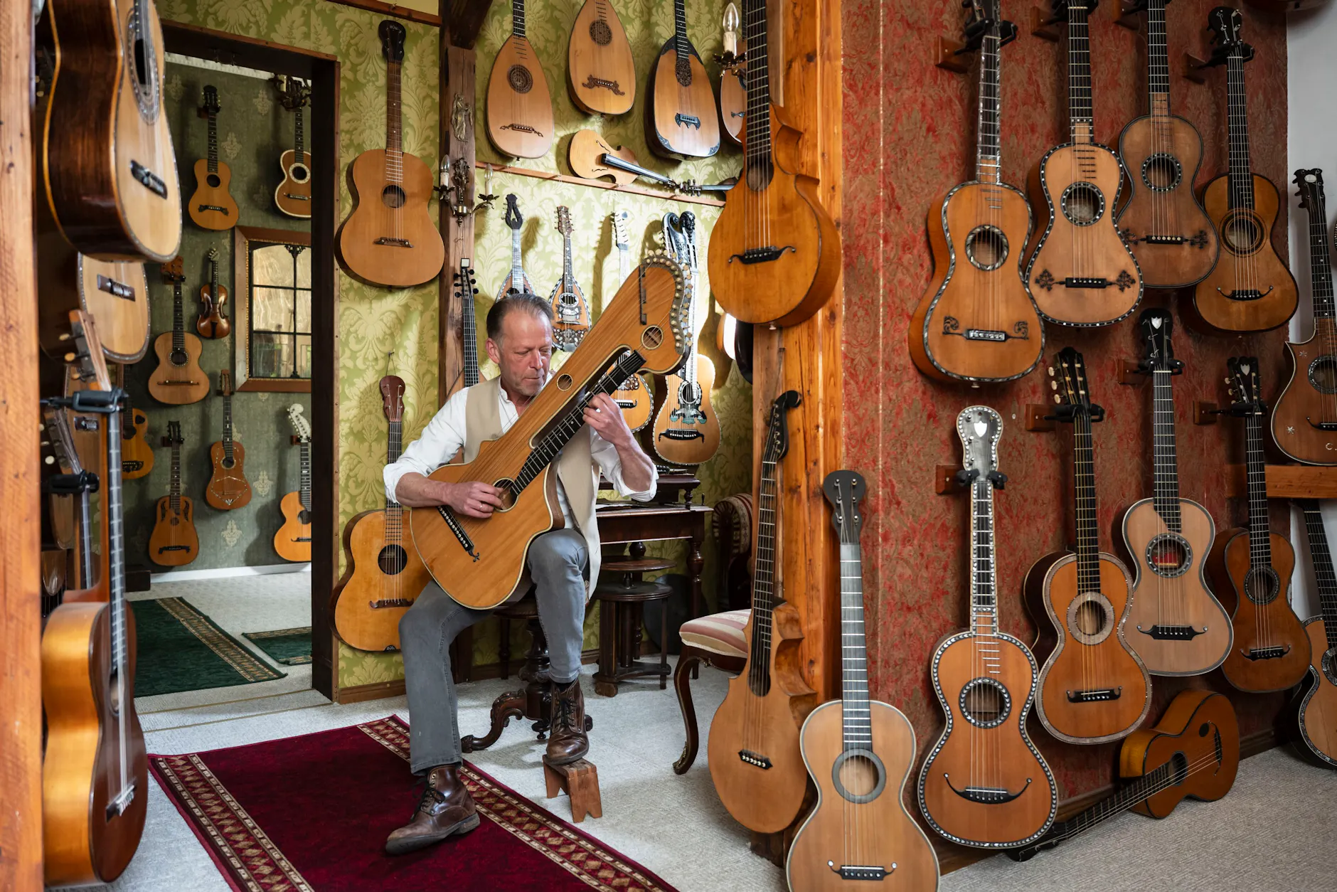 Nicht nur ein Rückzugsort: Gitarren haben das Leben des Ostberliners verändert.