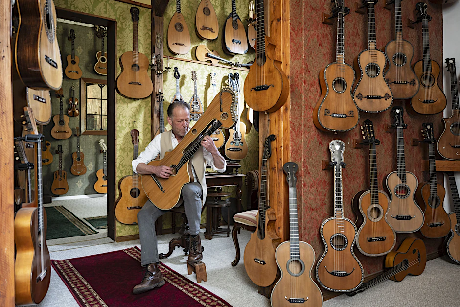 Nicht nur ein Rückzugsort: Gitarren haben das Leben des Ostberliners verändert.